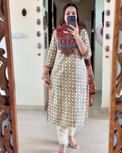 Featuring Fully Elegant Premium Muslin Suit Set Which is Beautifully Decorated With Hand Khatli Work And Original Mirror Work With Butti Pattern.(WARED09)