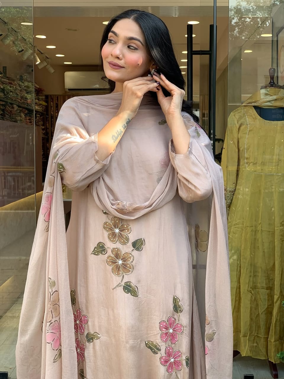 Featuring beautiful Heavy Set which is beautifully decorated All over Handwork🪡on suit and digital print. (RRRD04)