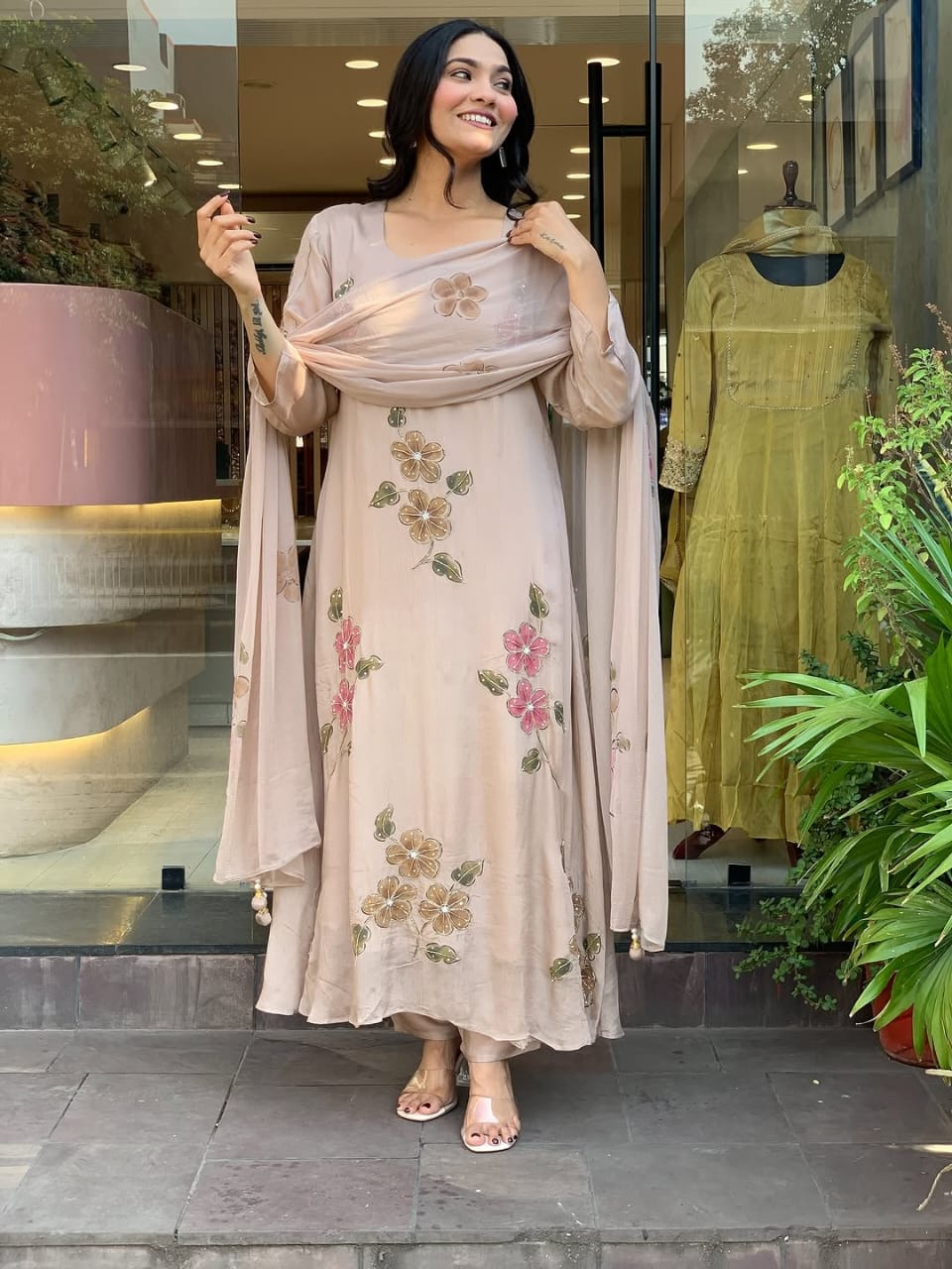 Featuring beautiful Heavy Set which is beautifully decorated All over Handwork🪡on suit and digital print. (RRRD04)