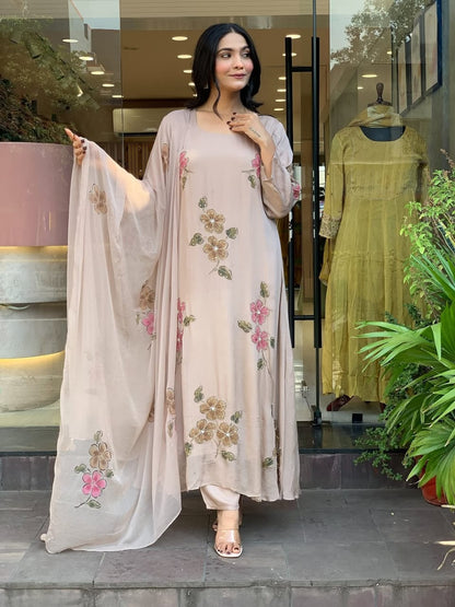 Featuring beautiful Heavy Set which is beautifully decorated All over Handwork🪡on suit and digital print. (RRRD04)