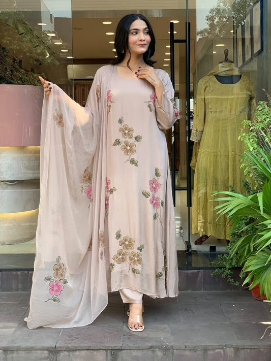 Featuring beautiful Heavy Set which is beautifully decorated All over Handwork🪡on suit and digital print. (RRRD04)